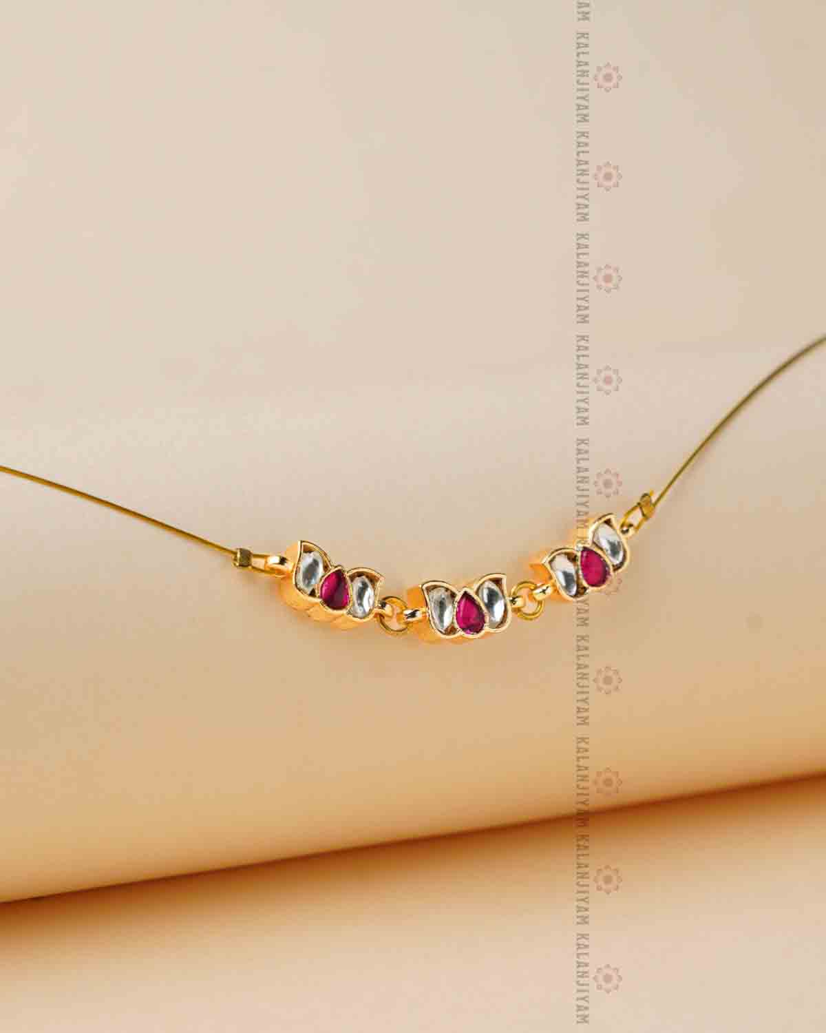 Lotus Chocker - Mini