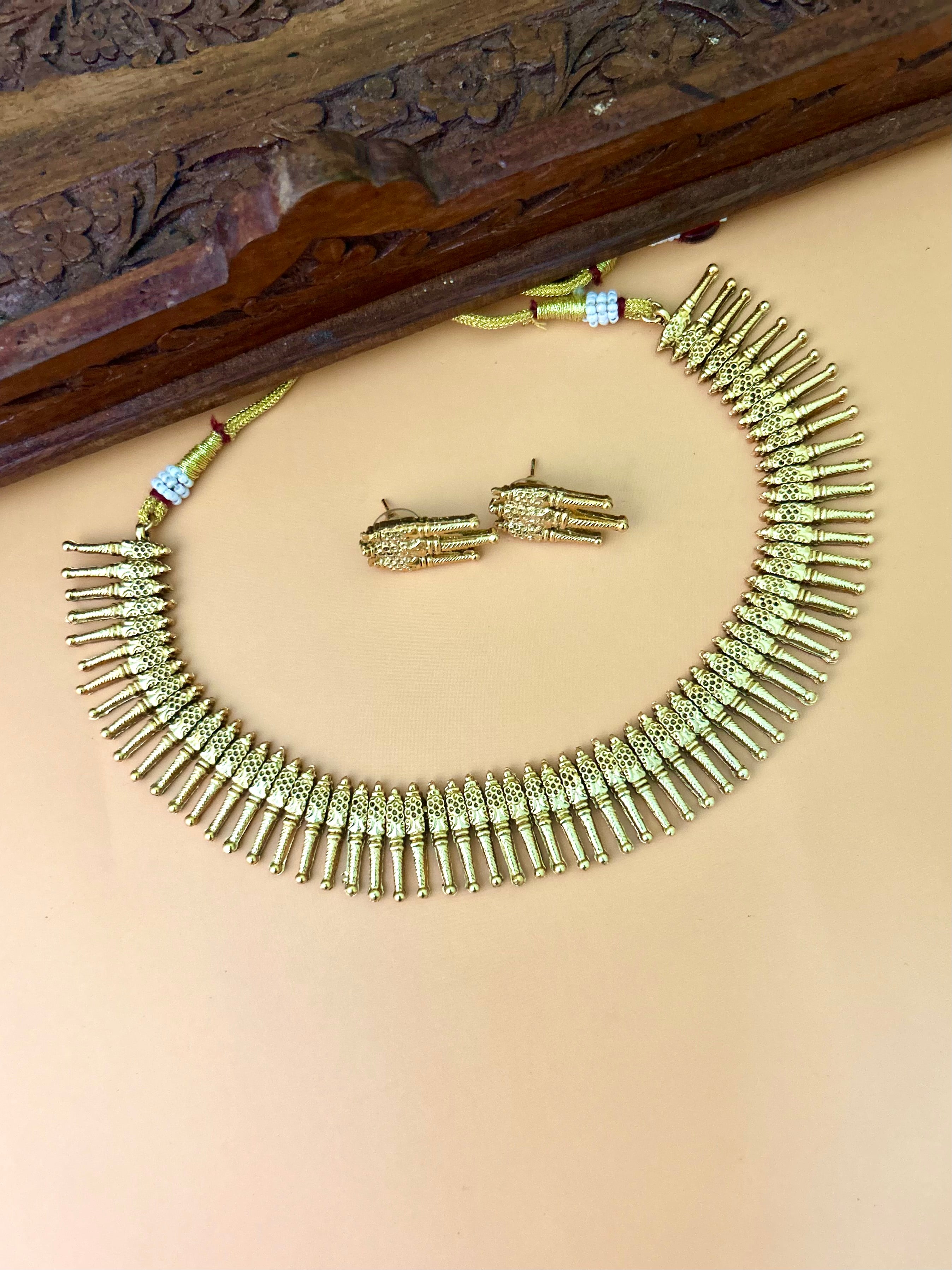 Spike Neckpiece Set