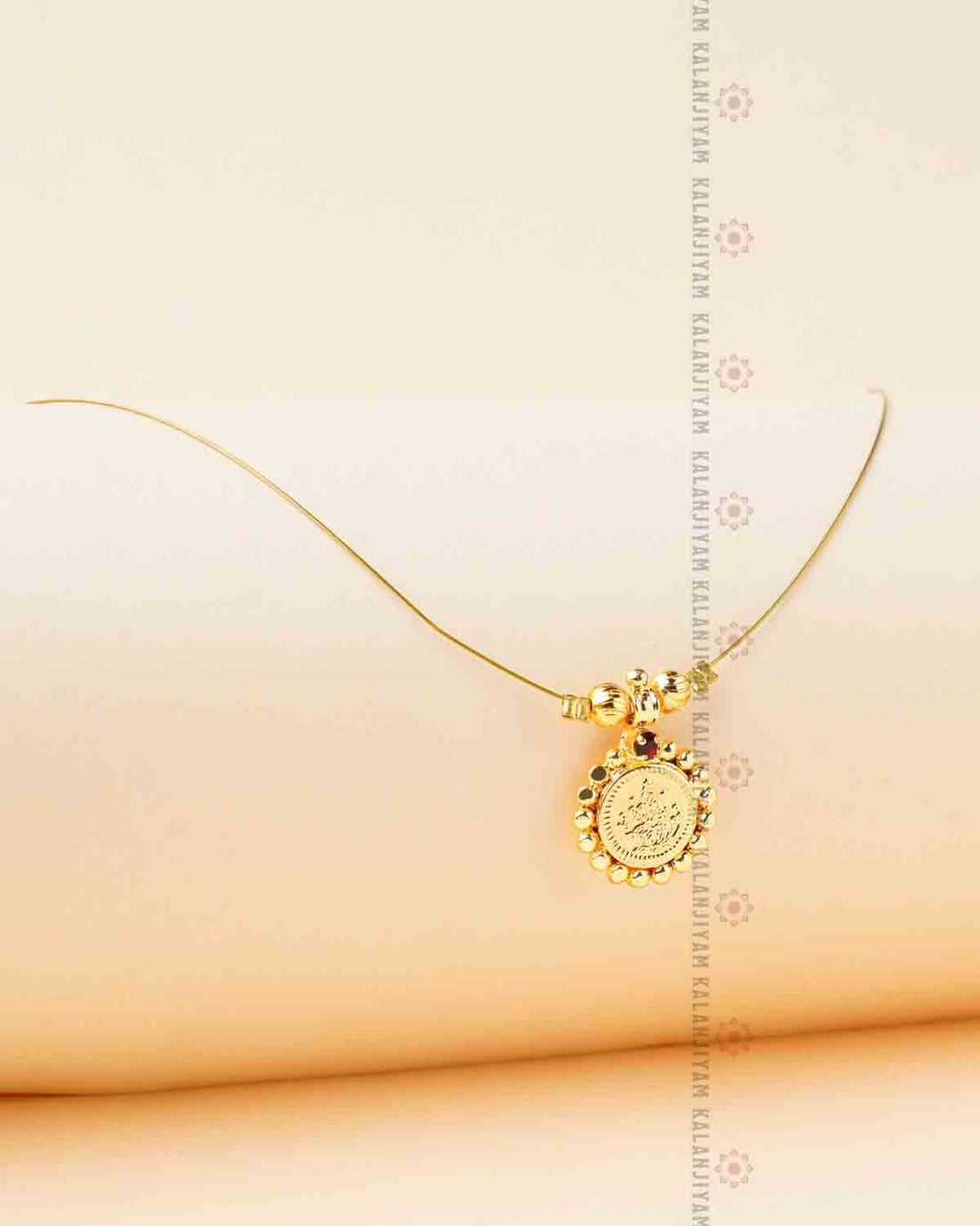 Single Impon Coin Neckpiece