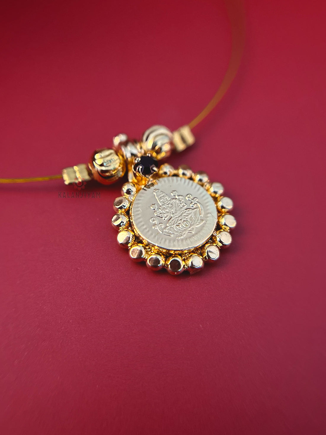 Single Impon Coin Neckpiece